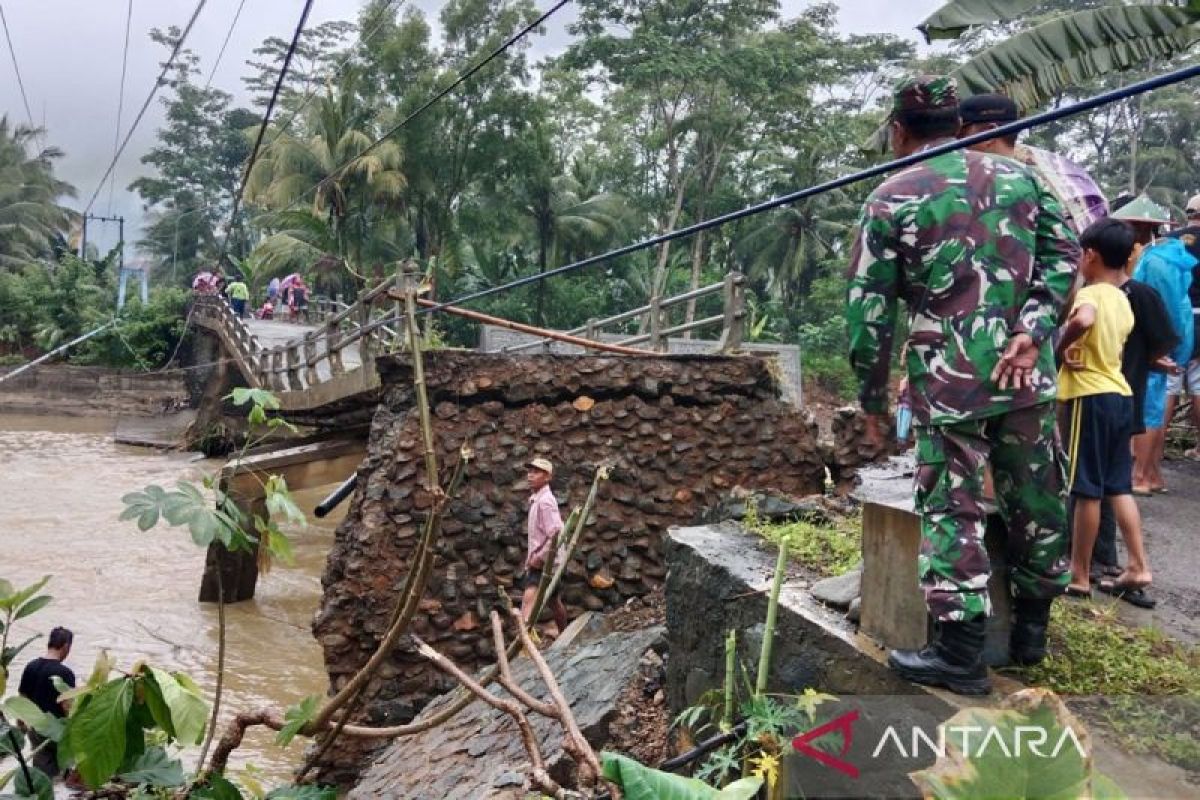 Banjir dan longsor landa sejumlah wilayah di Trenggalek